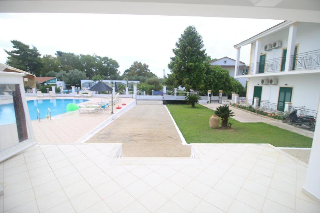 Umbrella Beach Apartments Kávos Екстериор снимка